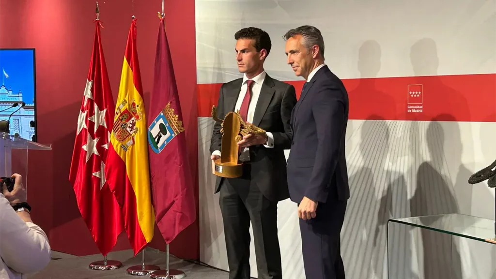 Fernando Adrián recoge el premio de la Comunidad de Madrid como máximo triunfador de San Isidro2023