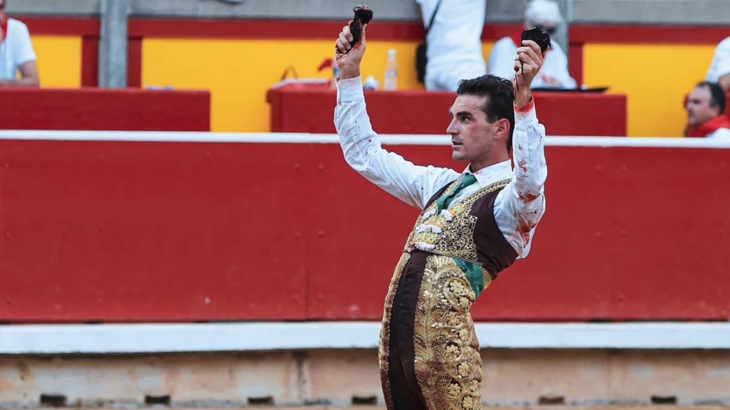 imagen del torero fernando adrián toreando en pamplona este 2025