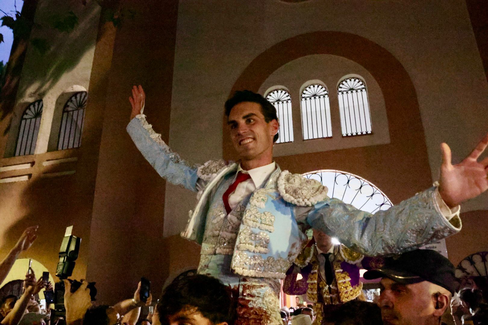 imagen de fernando adrián saliendo a hombros de la plaza de toros de cuenca