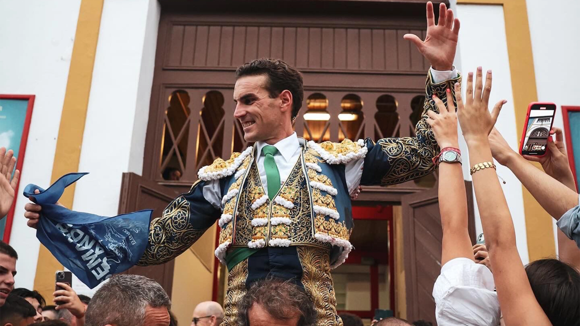 imagen de fernando adrián saliendo a hombros de una corrida en agosto de 2025