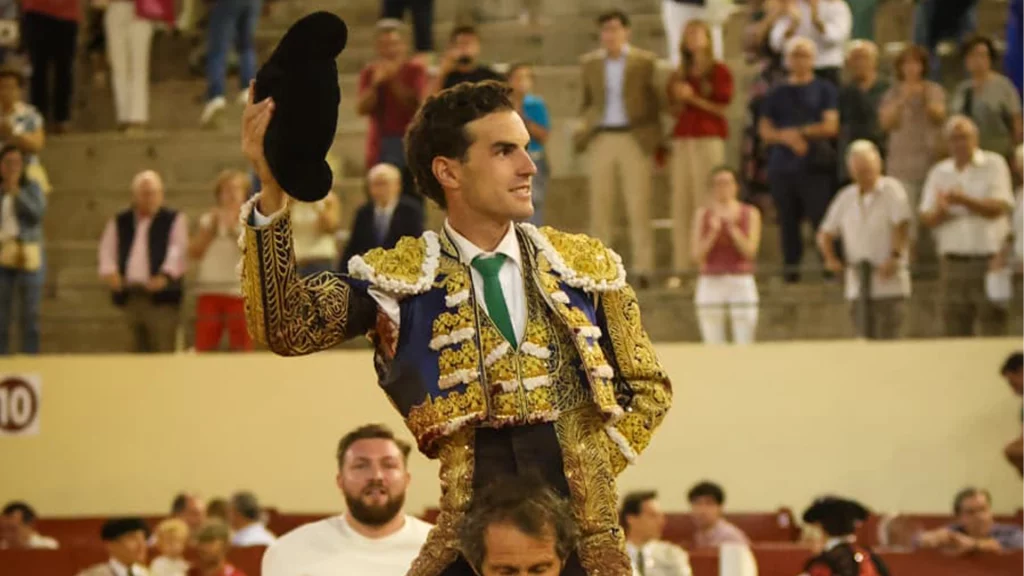 imagen del torero fernando adrián a hombros en la corrida de toros de alcalá de henares en 2025