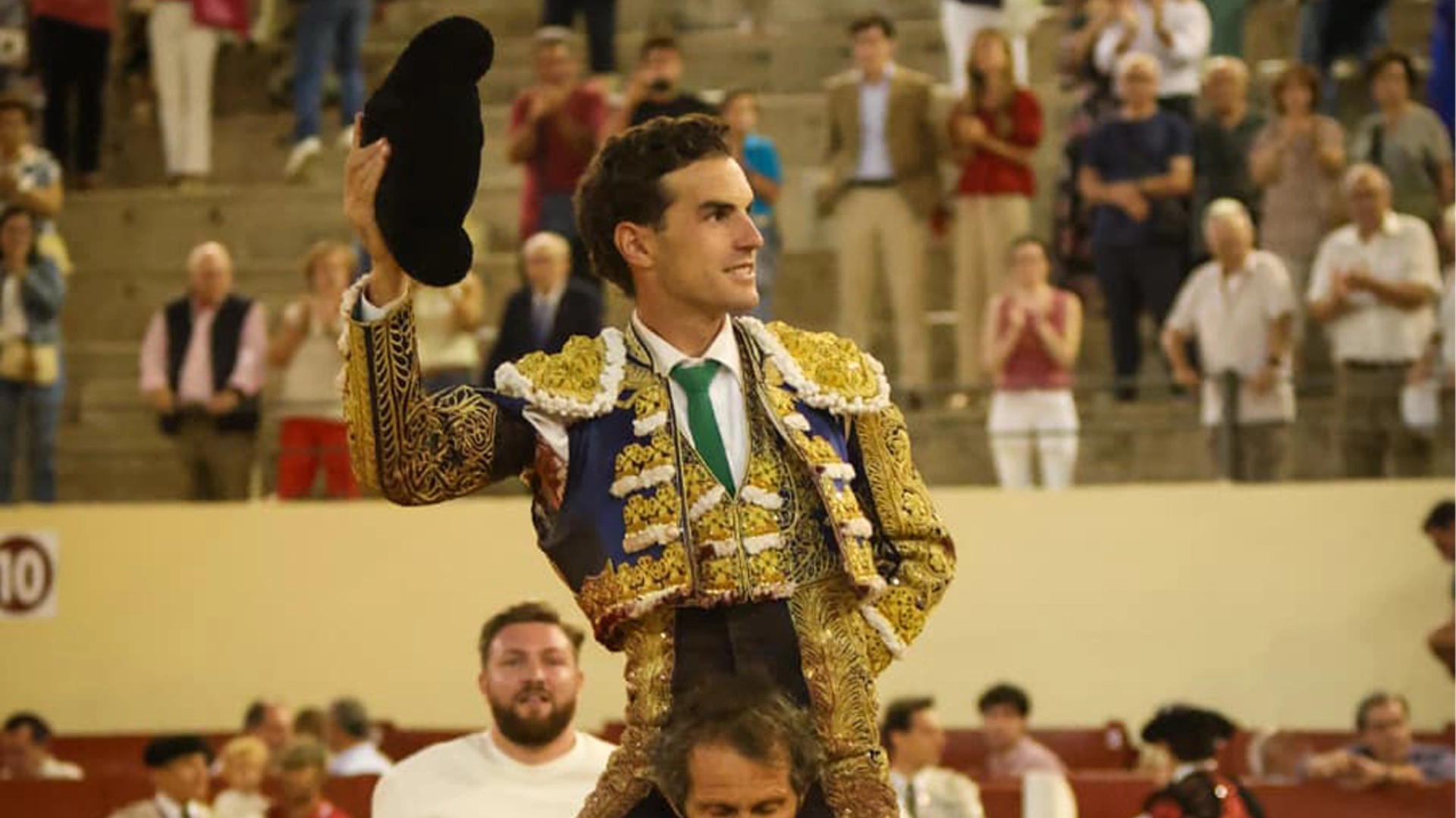 imagen del torero fernando adrián a hombros en la corrida de toros de alcalá de henares en 2025