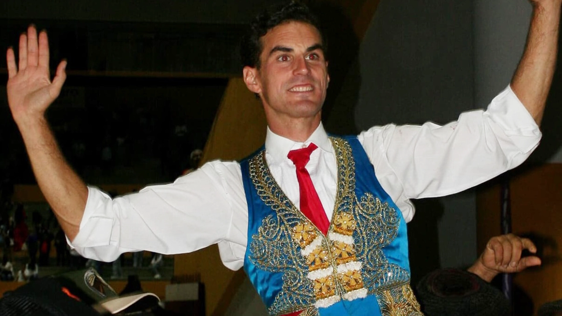 imagen de fernando adrian saliendo a hombros de la feria de tovar 2025