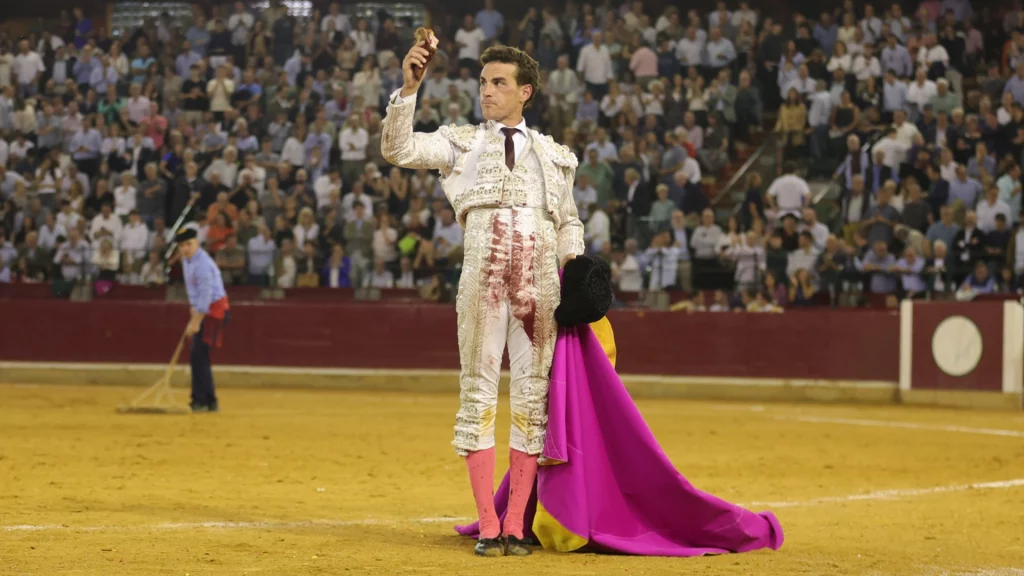 Imagen del torero fernando adrián toreando en zaragoza 2025