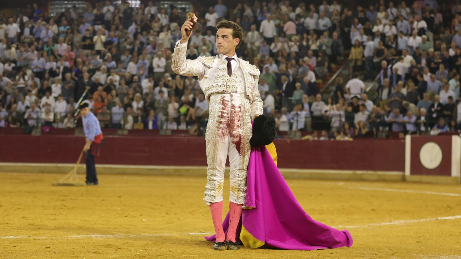 Imagen del torero fernando adrián toreando en zaragoza 2025
