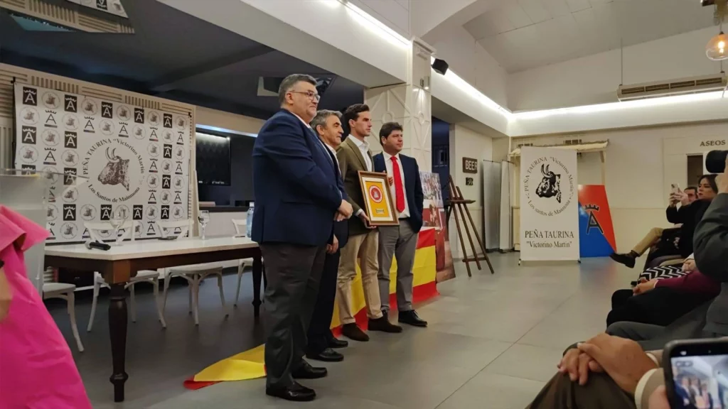 Imagen de Fernando Adrián recibiendo el premio a la mejor faena de la temporada por la ganadería de Victorino Martín