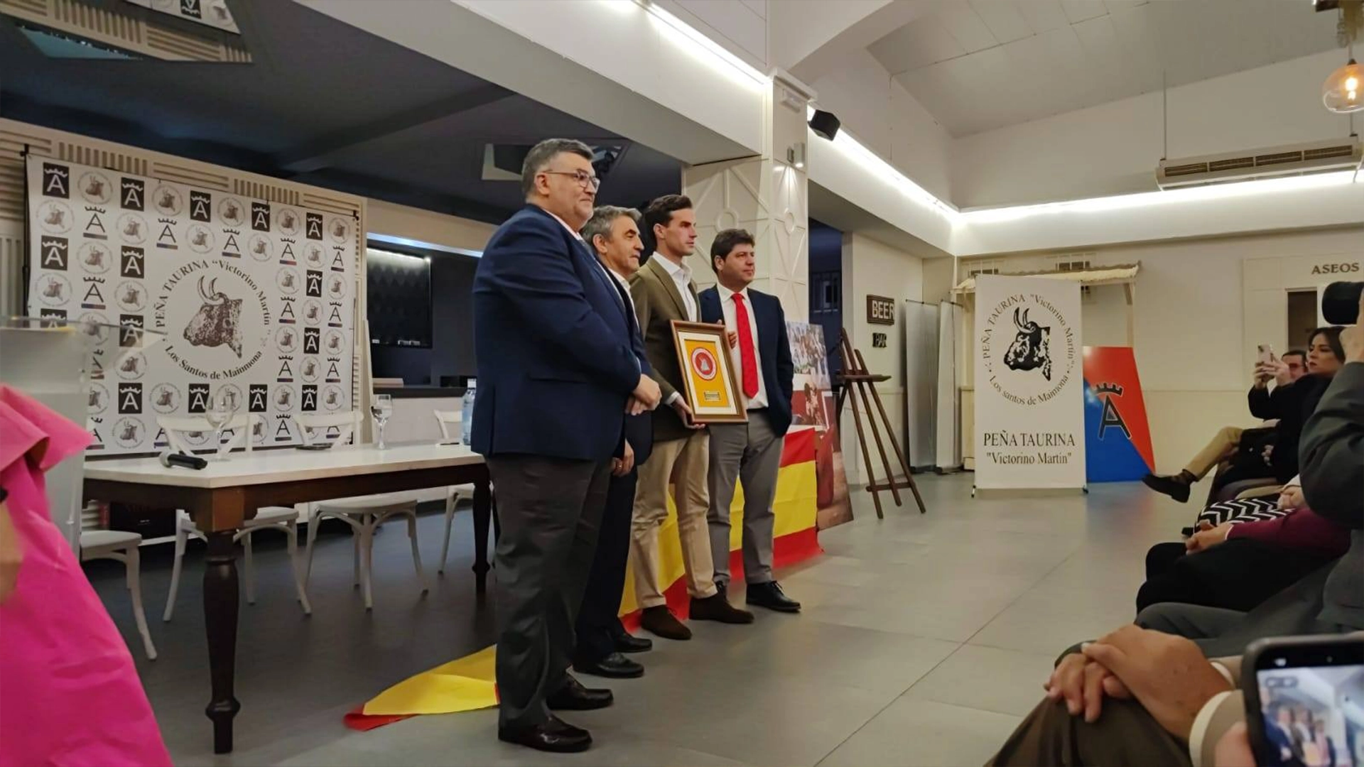 Imagen de Fernando Adrián recibiendo el premio a la mejor faena de la temporada por la ganadería de Victorino Martín