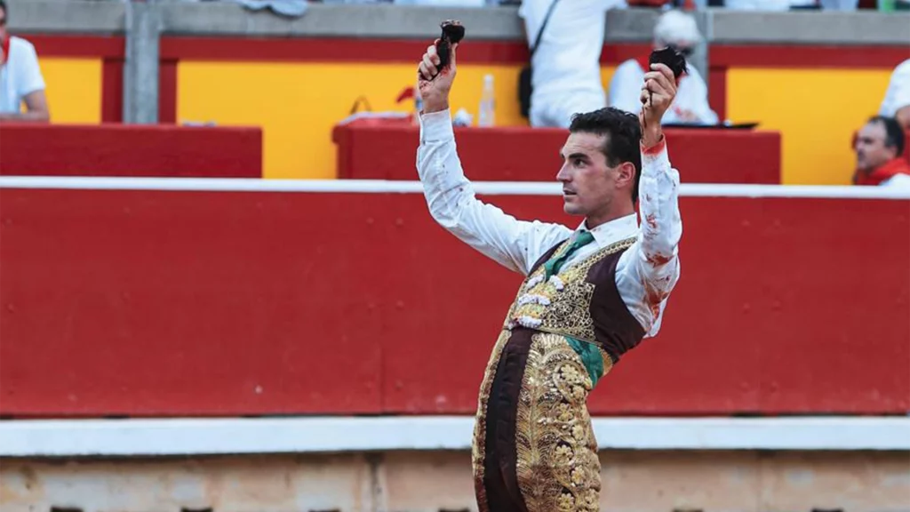 Imagen de torero fernando adrián con dos orejas tras terminar su faena en pamplona 2025