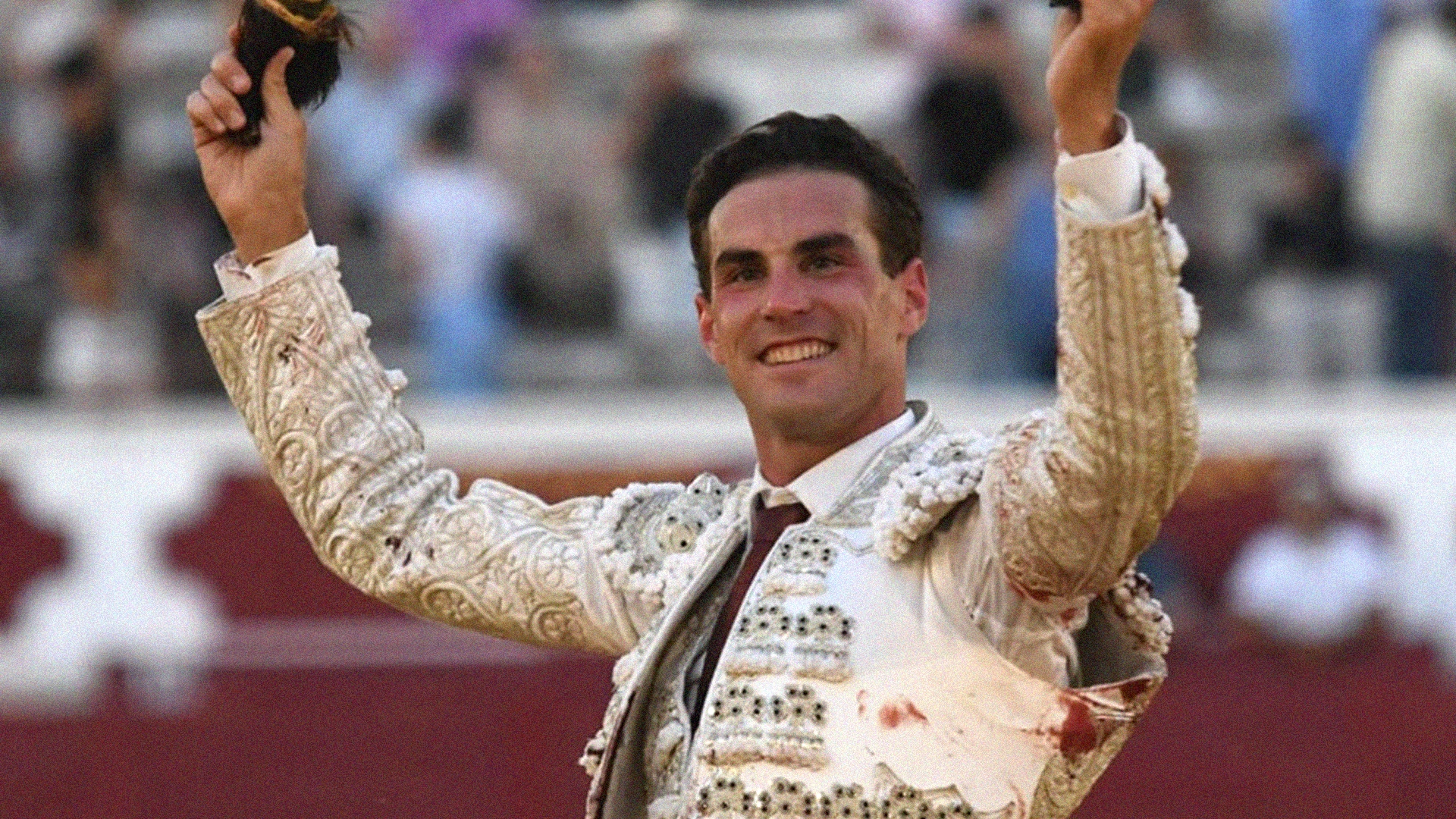 Imagen del torero fernando Adrián recogiendo tras la corrida en torrejón de ardoz el año pasado
