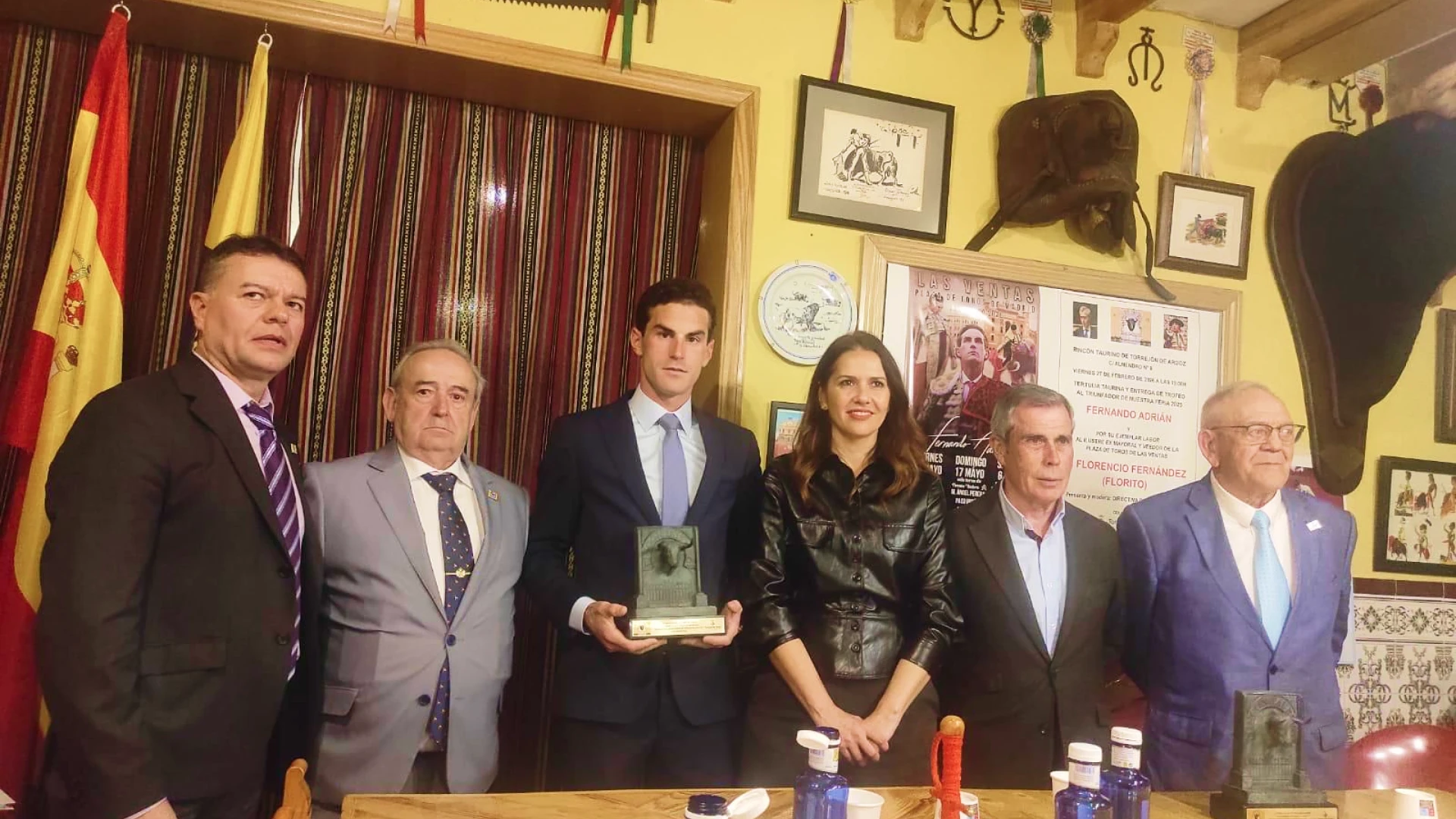 Imagen de fernando adrián recogiendo el premio de la feria de torrejón de ardoz