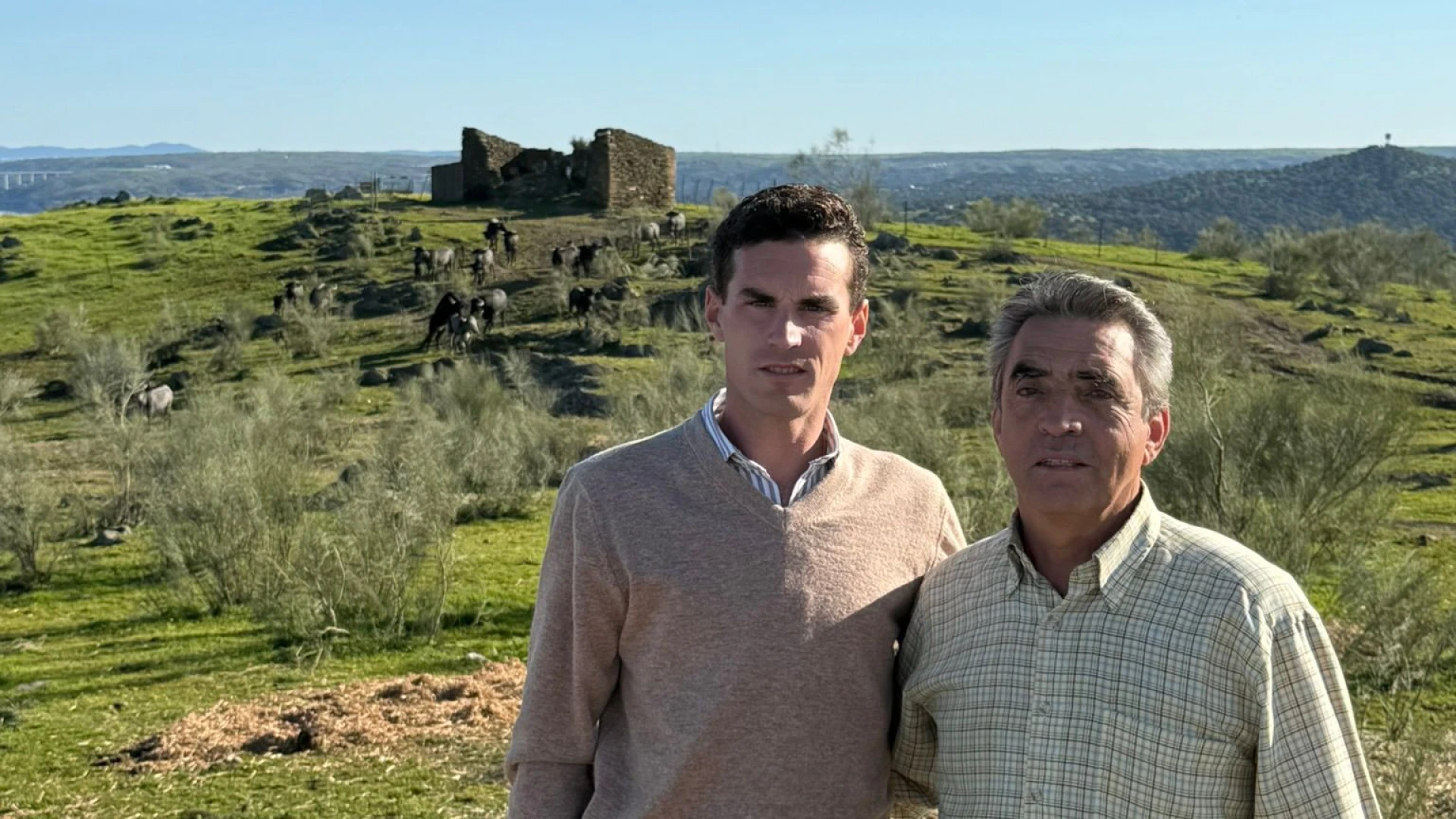 Imagen del torero fernando adrián junto a heráldico