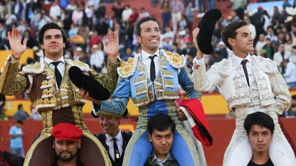 Imagen de fernando adrian a hombros en chota junto a los toreros de miranda y colombo