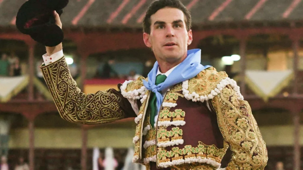 Imagen del torero madrileño fernando adrián a hombros en la corrida de san pedro (segovia)