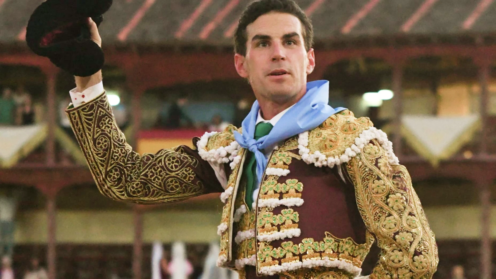 Imagen del torero madrileño fernando adrián a hombros en la corrida de san pedro (segovia)