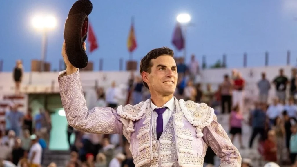 Imagen del torero fernando adrián en Torres de la Alameda en la corrida que tuvo lugar en el mes de julio de 2026