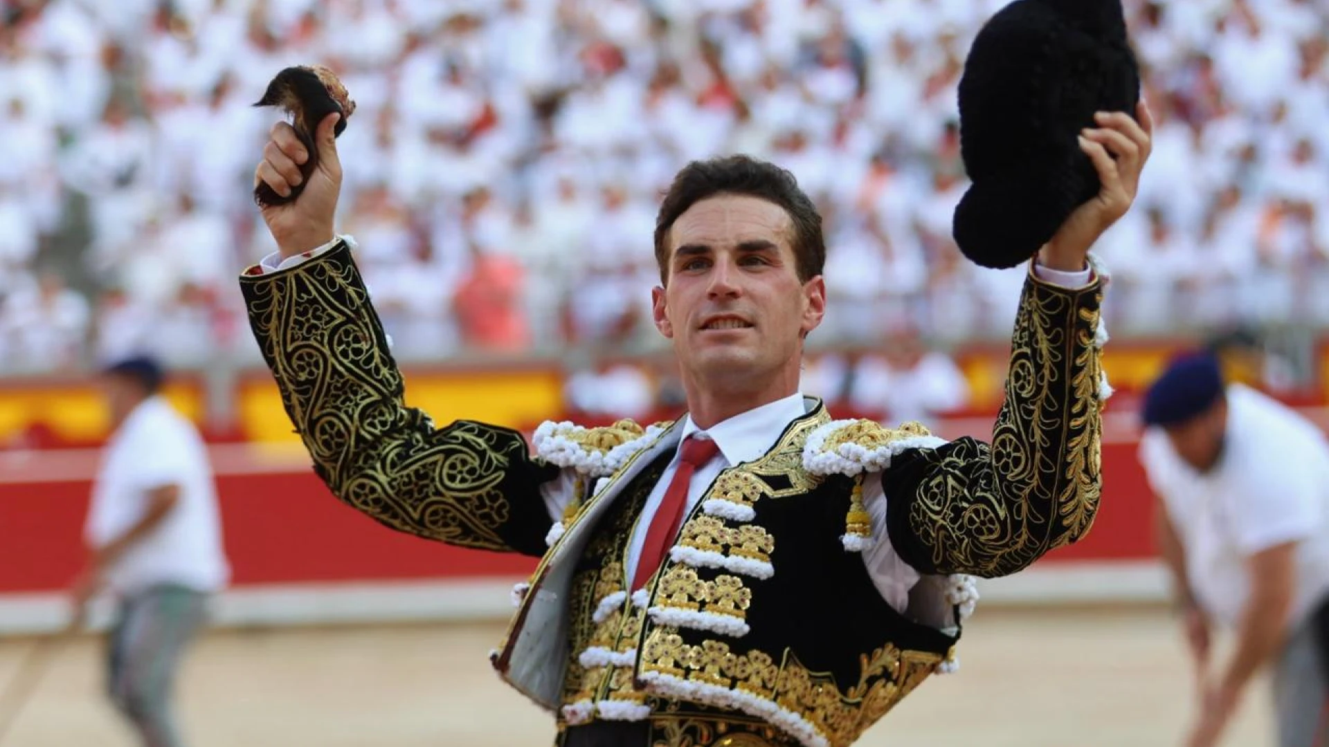 Imagen del torero fernando adrián tras torear en pamplona 2026