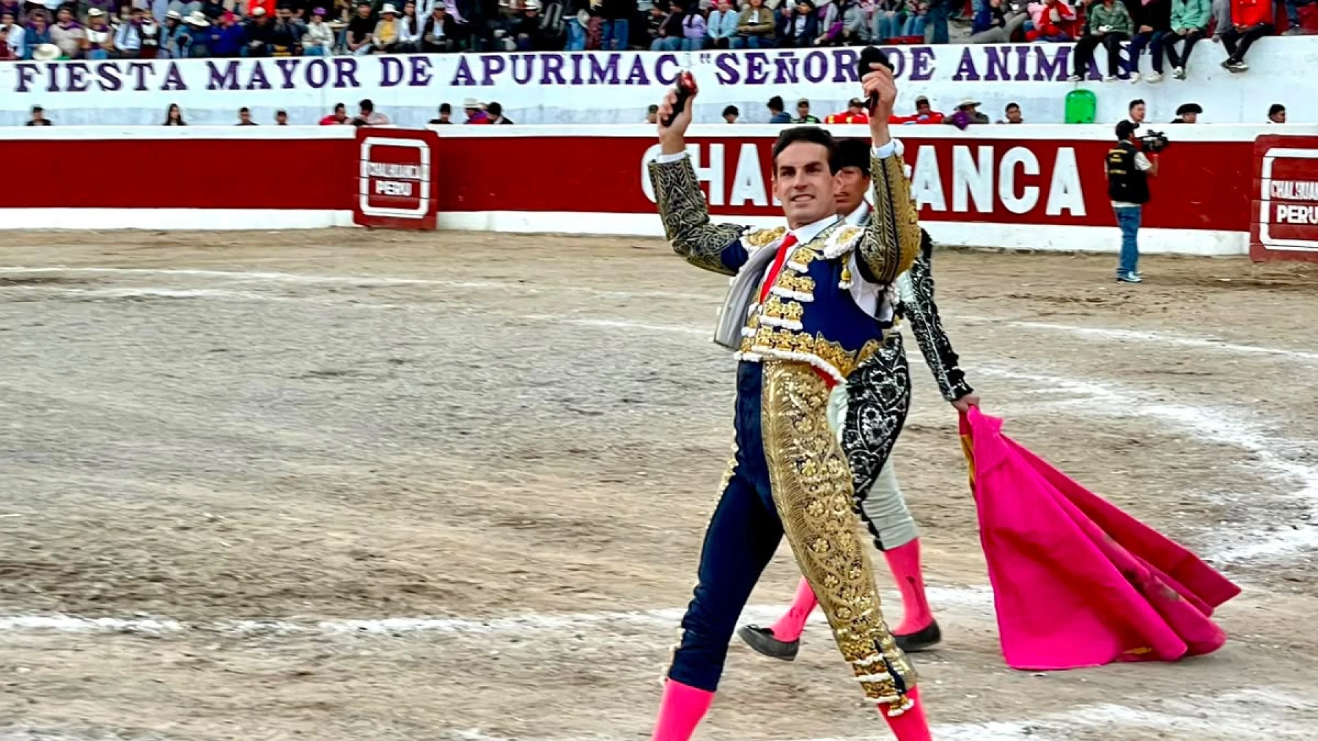 imagen del torero fernando adrian en Chalhuanca tras cortar dos orejas