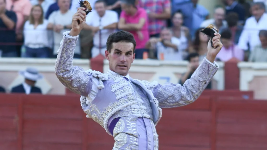 Imagen del torero fernando adrián con dos orejas en las manos tras torear en la plaza de toros de cuenca este 2026