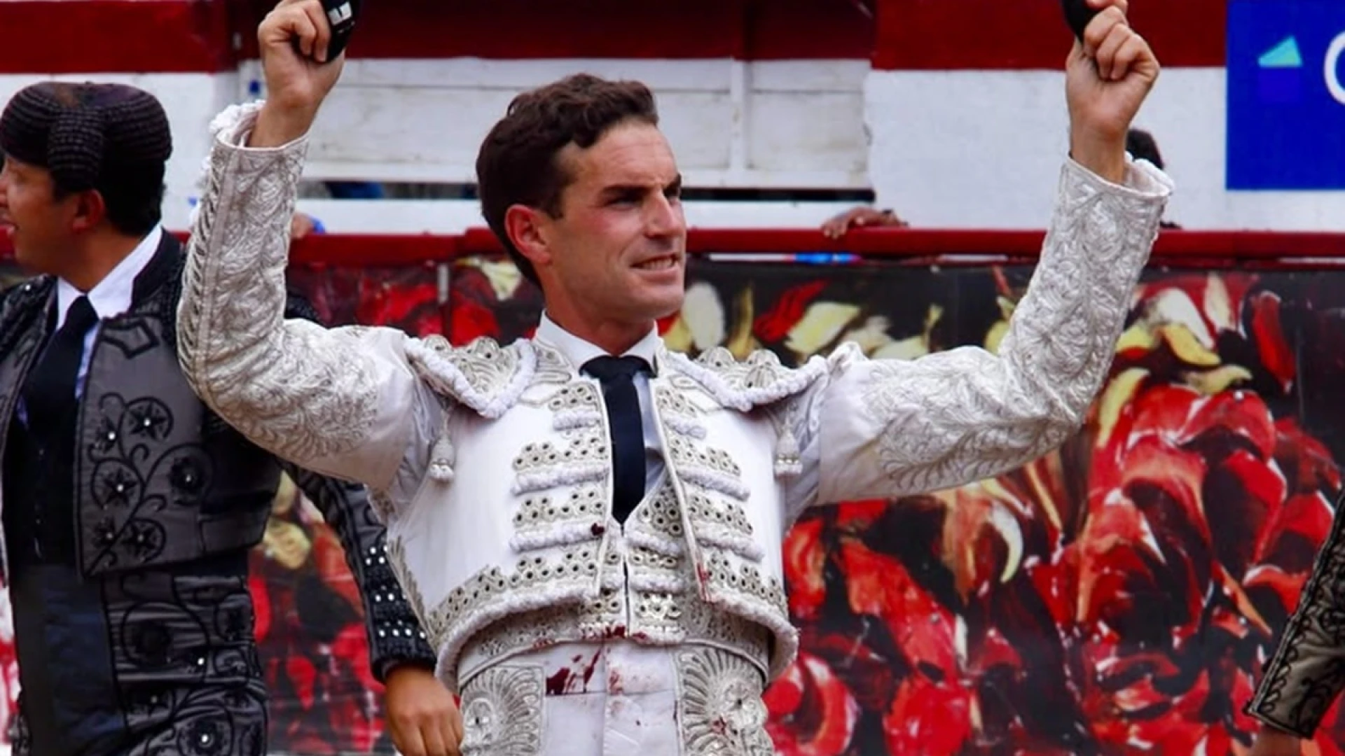 imagen del torero fernando adrian con dos orejas tras torear en latacunga